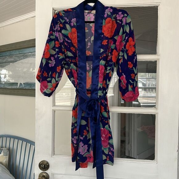 VINTAGE VICTORIA’S SECRET GOLD LABEL SILK ROBE - Picture 1 of 7